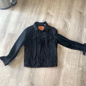 Levi’s black jean jacket🔥🔥🔥